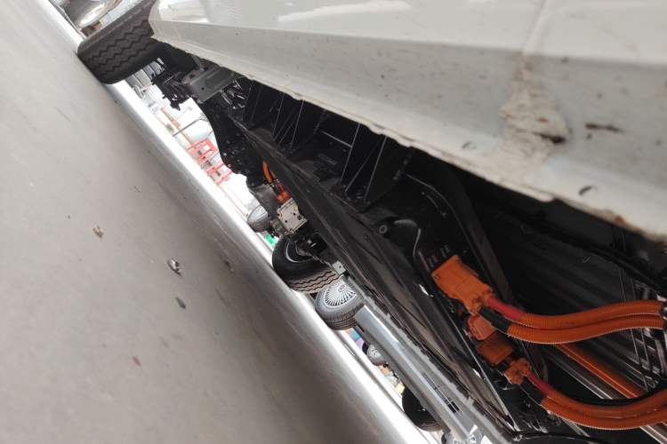 Used SRM New Energy E3L 2024 Standard 6-Seater Bus Right Side Sill