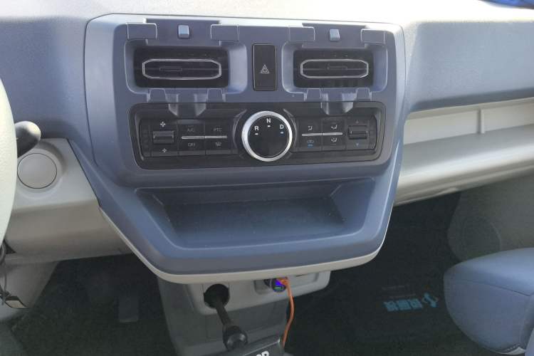 Used SRM New Energy E3L 2025 Ningde 41.86kWh 305KM Practical Van Audio And AC Panel
