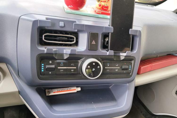 Used SRM New Energy E3L 2025 Ningde 41.86kWh 305KM Practical Van Audio And AC Panel
