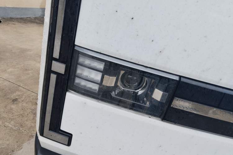 Used SRM New Energy E3L 2025 Ningde 53.58kWh 365KM Practical Bus Right Front Headlight