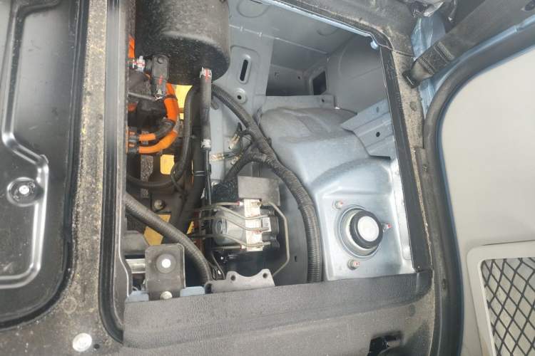Used SRM New Energy E3L 2026 Model 325 KM CATL 41.86 kWh Smart Luxury 6/9-Seater Passenger Vehicle Engine Bay Left