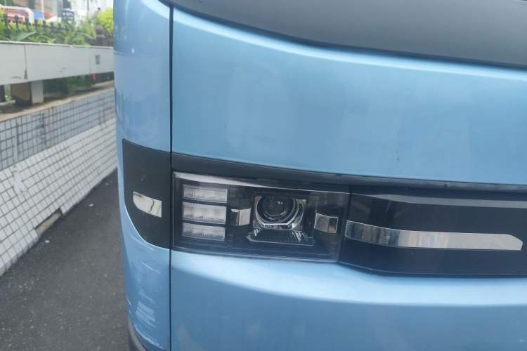 Used SRM New Energy E3L 2026 Model 325 KM CATL 41.86 kWh Smart Luxury 6/9-Seater Passenger Vehicle Right Front Headlight