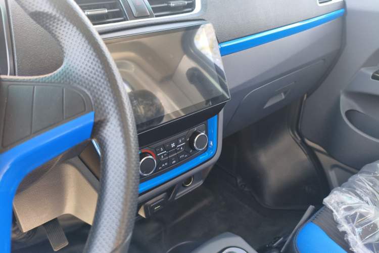 Used SRM New Energy T3L EV 2025 Model—Fudi 42.3 kWh, 3.2-meter Flatbed Truck Audio And AC Panel