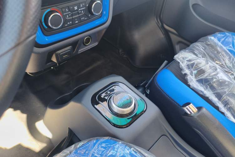 Used SRM New Energy T3L EV 2025 Model—Fudi 42.3 kWh, 3.2-meter Flatbed Truck Gear Lever