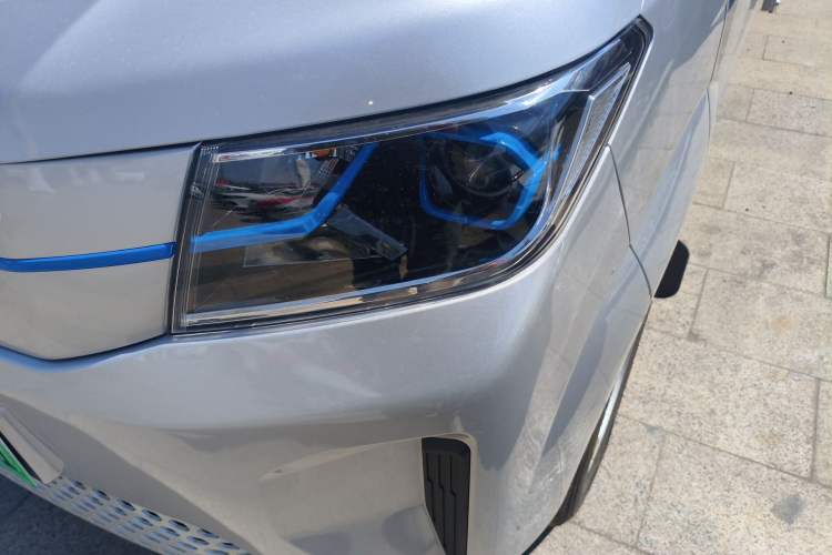 Used SRM New Energy T3L EV 2025 Model—Fudi 42.3 kWh, 3.2-meter Flatbed Truck Left Front Headlight