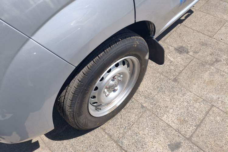 Used SRM New Energy T3L EV 2025 Model—Fudi 42.3 kWh, 3.2-meter Flatbed Truck Left Front Wheel Hub