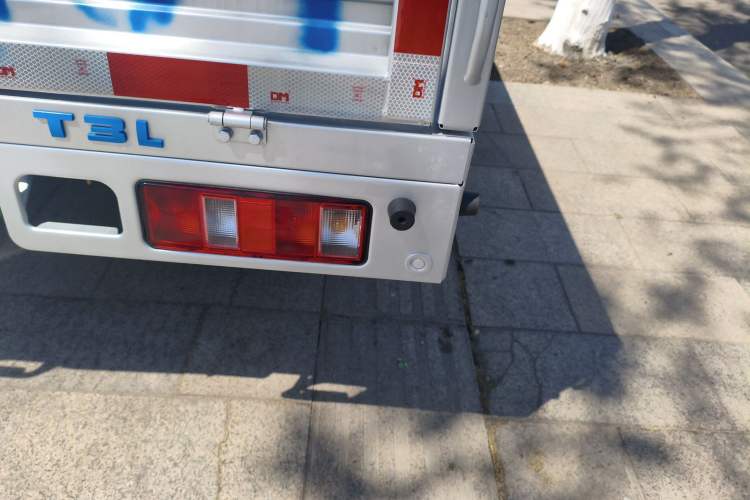 Used SRM New Energy T3L EV 2025 Model—Fudi 42.3 kWh, 3.2-meter Flatbed Truck Right Rear Taillight
