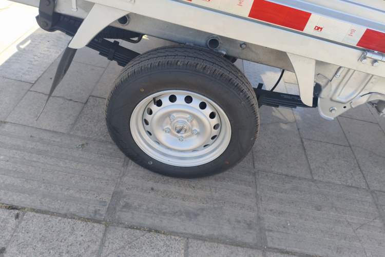 Used SRM New Energy T3L EV 2025 Model—Fudi 42.3 kWh, 3.2-meter Flatbed Truck Right Rear Wheel Hub
