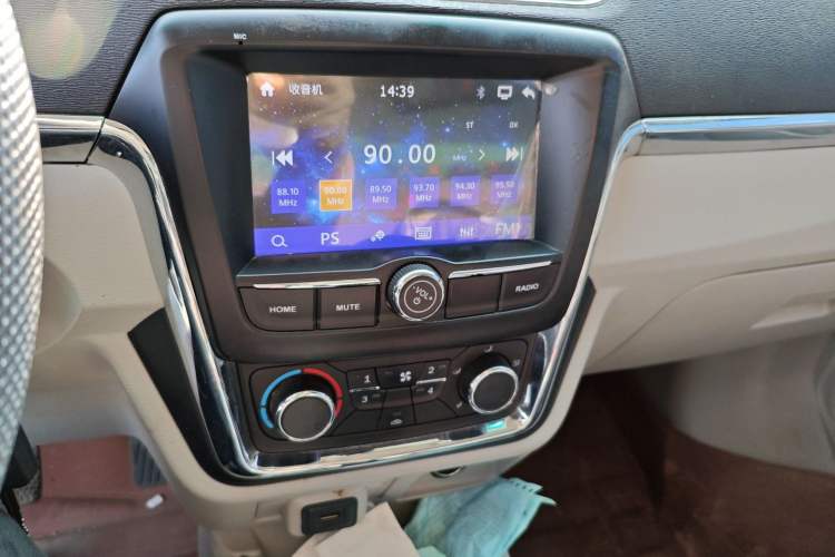 Used SRM New Haishi X30L 2024 1.5L CNG Super Enjoyment Version Passenger Van 6/7 Seats SWCC15M Audio And AC Panel