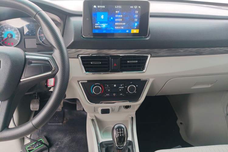 Used SRM New Haishi X30L 2025 1.5L Wealth Edition Minibus 5/6/7 Seats No Air Conditioning Double Doors Audio And AC Panel