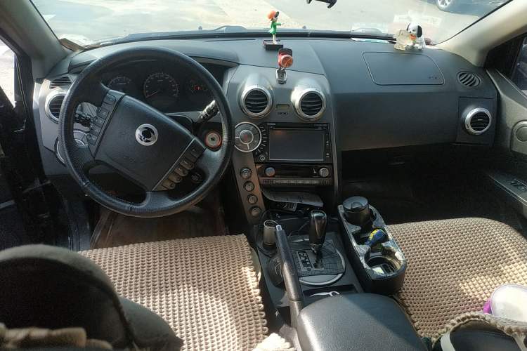 Used SsangYong Actyon 2011 2.0T Four-Wheel-Drive Luxury Diesel Edition Center Console