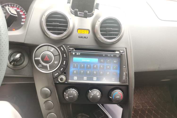 Used SsangYong Actyon 2014 2.3L Two-Wheel Drive Automatic Comfort Edition Gasoline-powered Audio And AC Panel