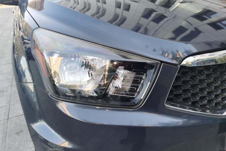 Used SsangYong Actyon 2014 2.0T Four-Wheel Drive Automatic Luxury Diesel Edition Right Front Headlight