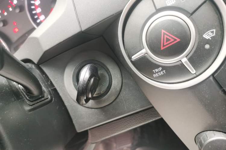 Used SsangYong Actyon 2014 2.3L Two-Wheel Drive Automatic Comfort Edition Gasoline-powered Vehicle Key