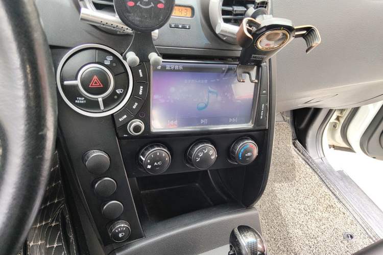 Used SsangYong Actyon 2014 2.3L Two-Wheel Drive Automatic Comfort Edition Gasoline-powered Audio And AC Panel