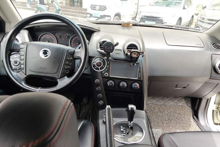 Used SsangYong Actyon 2014 2.3L Two-Wheel Drive Automatic Comfort Edition Gasoline-powered Center Console