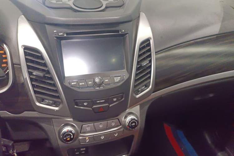 Used SsangYong Korando 2014 2.0L Gasoline Two-Wheel Drive Automatic Elite Navigation Edition Audio And AC Panel