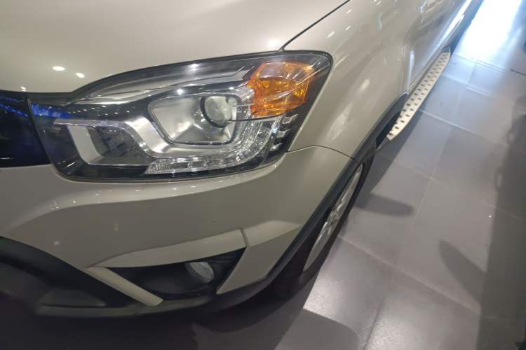 Used SsangYong Korando 2014 2.0L Gasoline Two-Wheel Drive Automatic Elite Navigation Edition Left Front Headlight