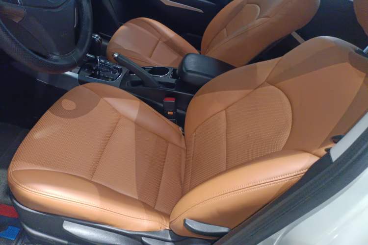 Used SsangYong Korando 2014 2.0L Gasoline Two-Wheel Drive Automatic Elite Navigation Edition Left Front Seat