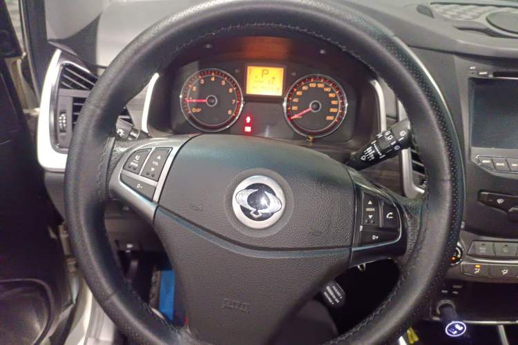 Used SsangYong Korando 2014 2.0L Gasoline Two-Wheel Drive Automatic Elite Navigation Edition Steering Wheel
