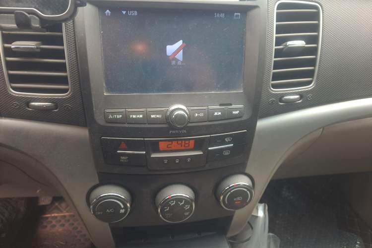 Used SsangYong Korando 2011 2.0T Diesel Two-Wheel Drive Automatic Luxury Navigation Edition Audio And AC Panel