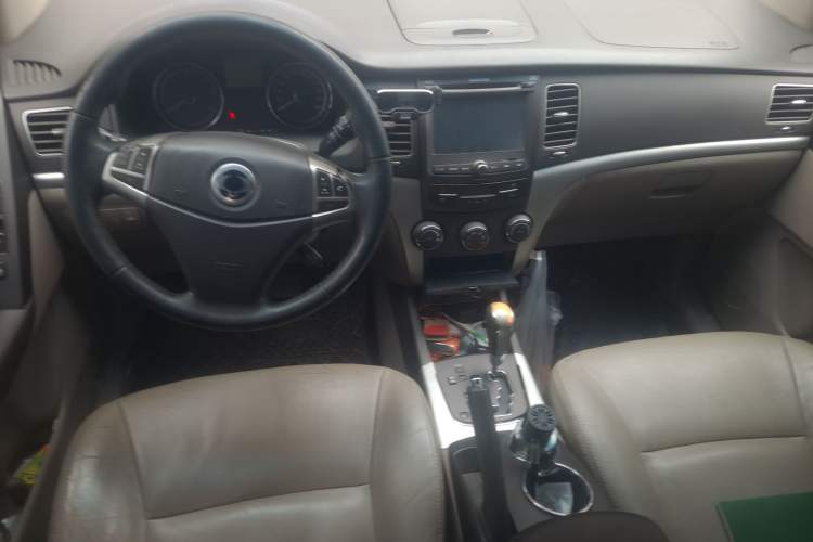 Used SsangYong Korando 2011 2.0T Diesel Two-Wheel Drive Automatic Luxury Navigation Edition Center Console