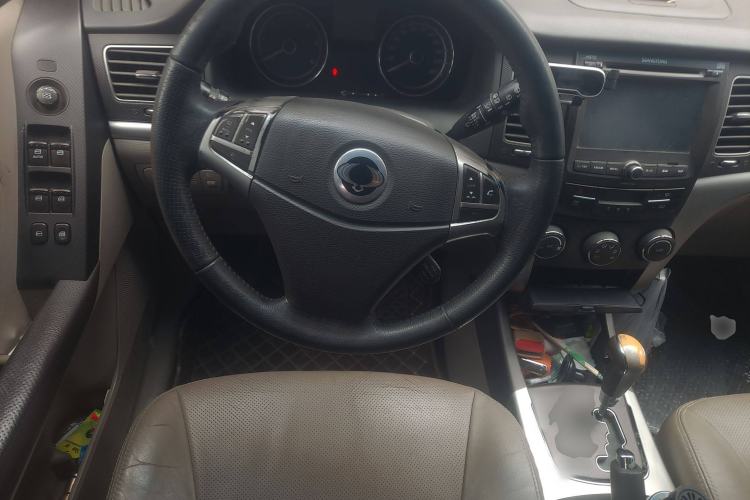 Used SsangYong Korando 2011 2.0T Diesel Two-Wheel Drive Automatic Luxury Navigation Edition Steering Wheel