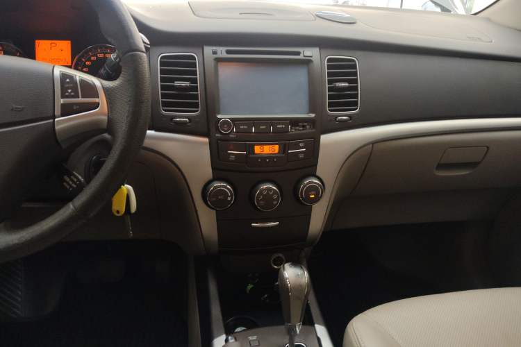 Used SsangYong Korando 2011 2.0T Diesel Two-Wheel Drive Automatic Luxury Navigation Edition Audio And AC Panel