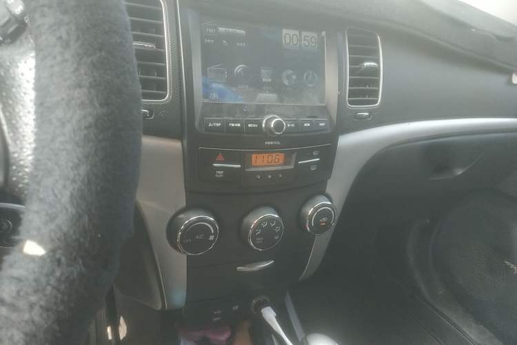 Used SsangYong Korando 2011 2.0T Diesel Two-Wheel Drive Automatic Elite Navigation Version Audio And AC Panel