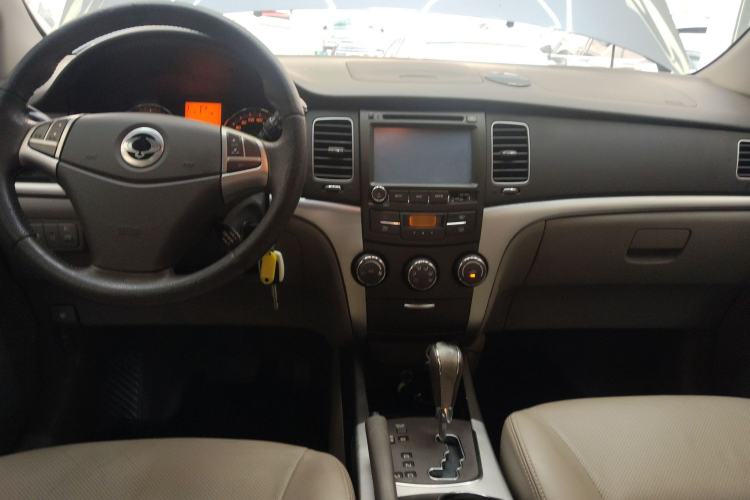 Used SsangYong Korando 2011 2.0T Diesel Two-Wheel Drive Automatic Luxury Navigation Edition Center Console