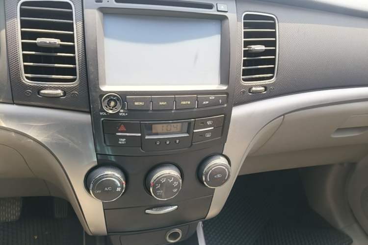 Used SsangYong Korando 2011 2.0T Diesel Two-Wheel Drive Automatic Luxury Navigation Edition Audio And AC Panel