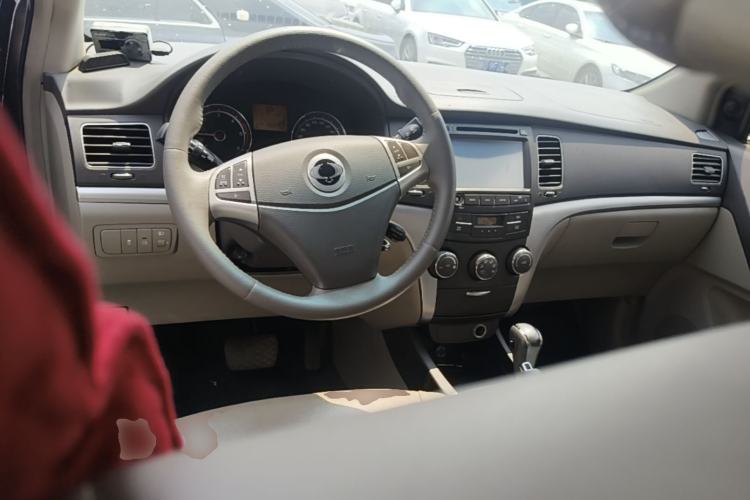 Used SsangYong Korando 2011 2.0T Diesel Two-Wheel Drive Automatic Luxury Navigation Edition Center Console