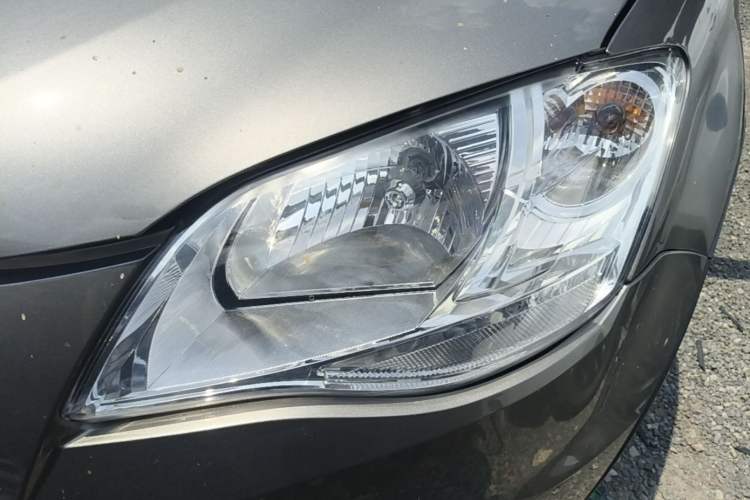 Used SsangYong Korando 2011 2.0T Diesel Two-Wheel Drive Automatic Luxury Navigation Edition Left Front Headlight