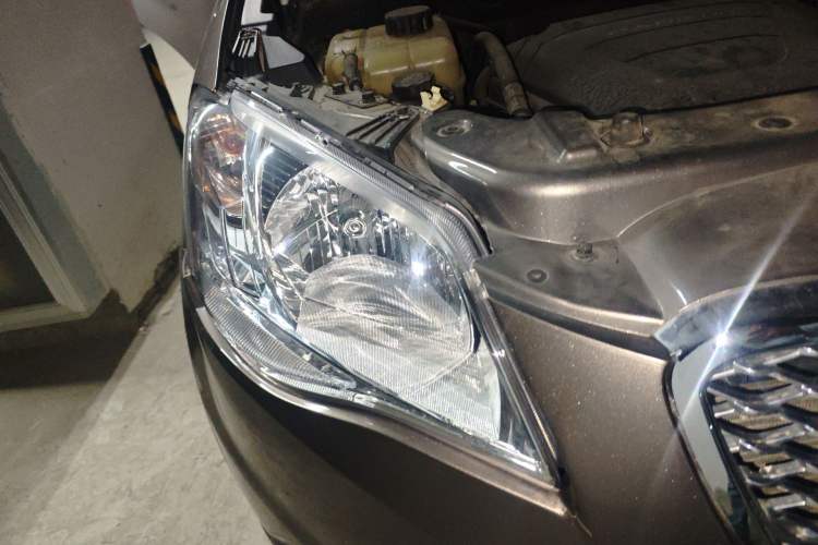 Used SsangYong Korando 2011 2.0T Diesel Two-Wheel Drive Automatic Elite Navigation Version Right Front Headlight