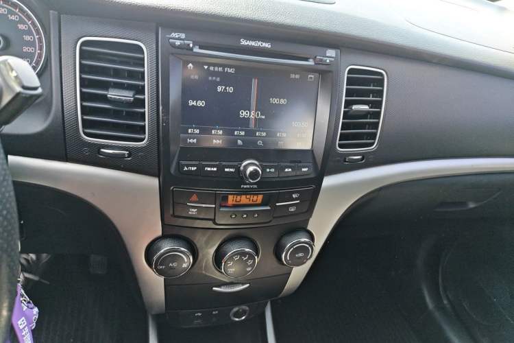 Used SsangYong Korando 2011 2.0T Diesel Two-Wheel Drive Automatic Elite Navigation Version Audio And AC Panel