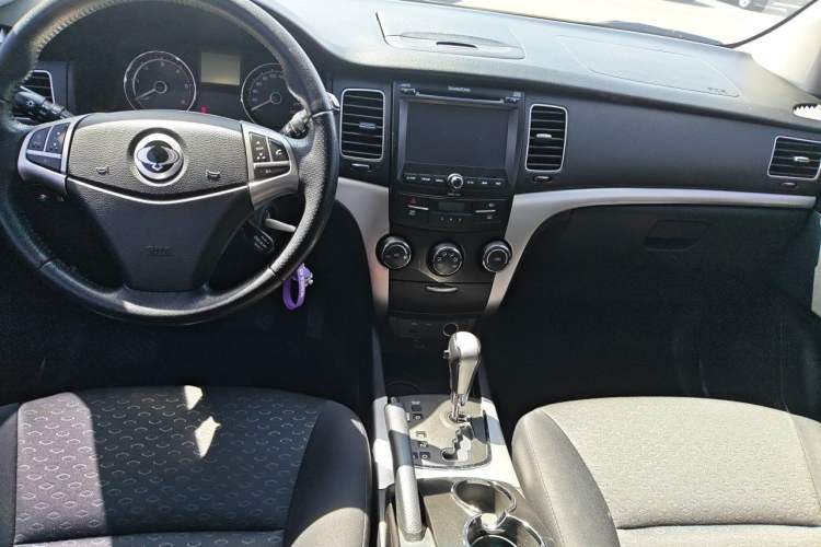 Used SsangYong Korando 2011 2.0T Diesel Two-Wheel Drive Automatic Elite Navigation Version Center Console