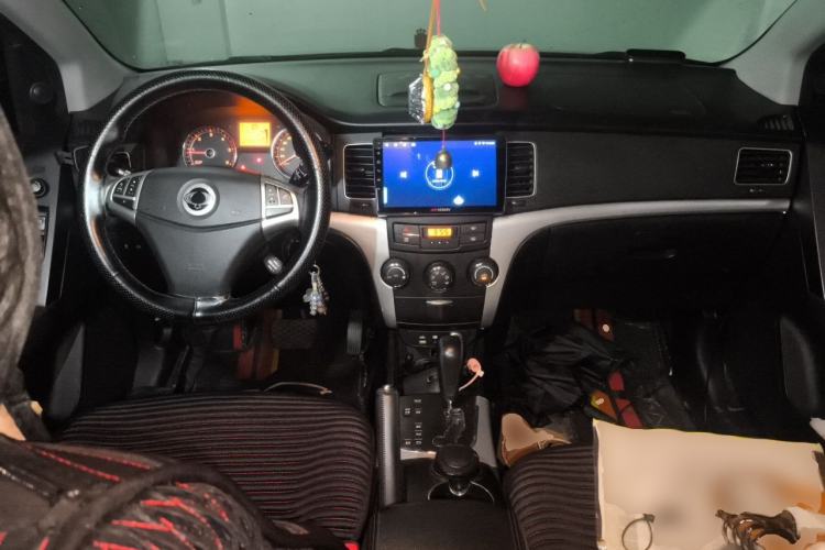 Used SsangYong Korando 2011 2.0T Diesel Two-Wheel Drive Automatic Luxury Navigation Edition Center Console
