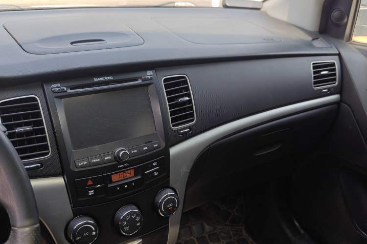 Used SsangYong Korando 2011 2.0T Diesel Two-Wheel Drive Automatic Luxury Navigation Edition Audio And AC Panel