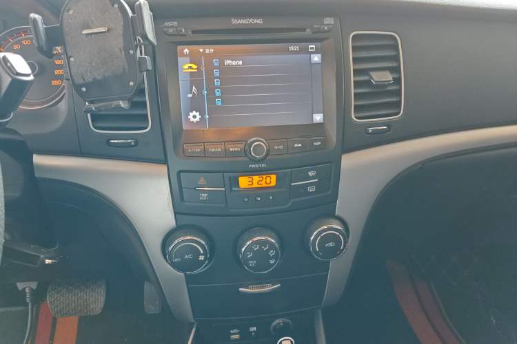 Used SsangYong Korando 2011 2.0T Diesel Two-Wheel Drive Automatic Luxury Navigation Edition Audio And AC Panel