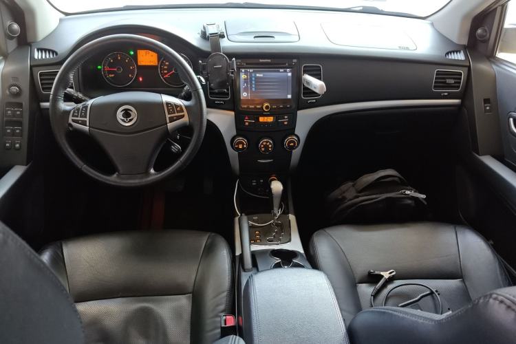 Used SsangYong Korando 2011 2.0T Diesel Two-Wheel Drive Automatic Luxury Navigation Edition Center Console