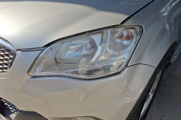 Used SsangYong Korando 2011 2.0T Diesel Two-Wheel Drive Automatic Luxury Navigation Edition Left Front Headlight