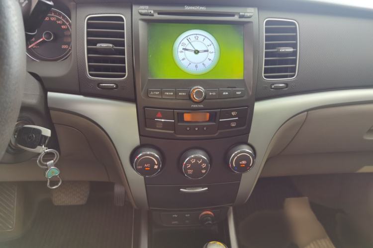 Used SsangYong Korando 2011 2.0T Diesel Two-Wheel Drive Automatic Luxury Navigation Edition Audio And AC Panel