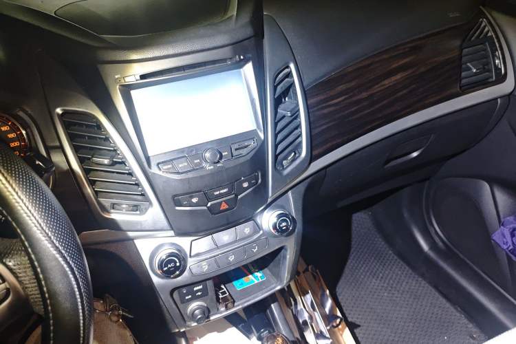 Used SsangYong Korando 2013 2.0L Gasoline Two-Wheel Drive Automatic Elite Edition Audio And AC Panel