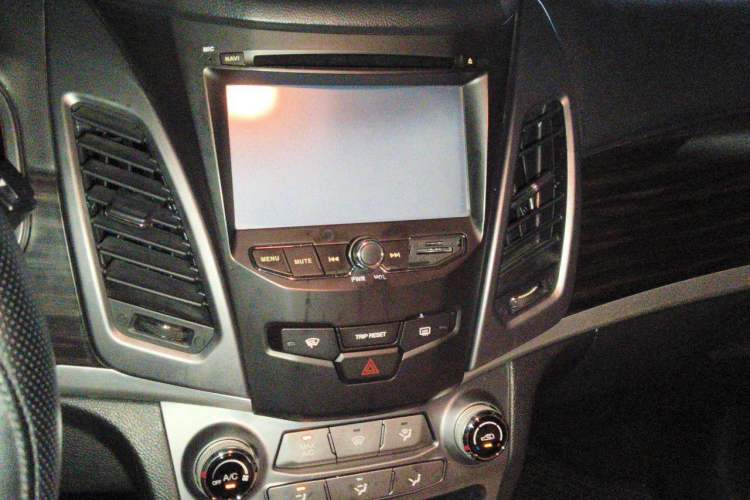 Used SsangYong Korando 2013 2.0L Gasoline Two-Wheel Drive Automatic Elite Edition Audio And AC Panel