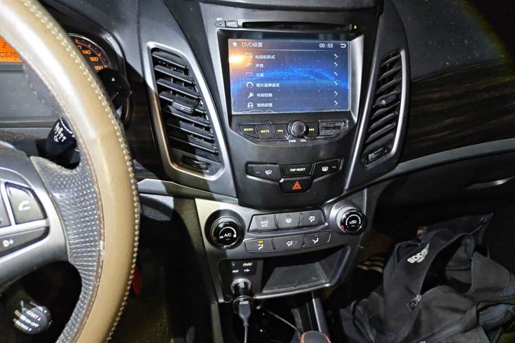 Used SsangYong Korando 2013 2.0L Gasoline Two-Wheel Drive Automatic Elite Edition Audio And AC Panel