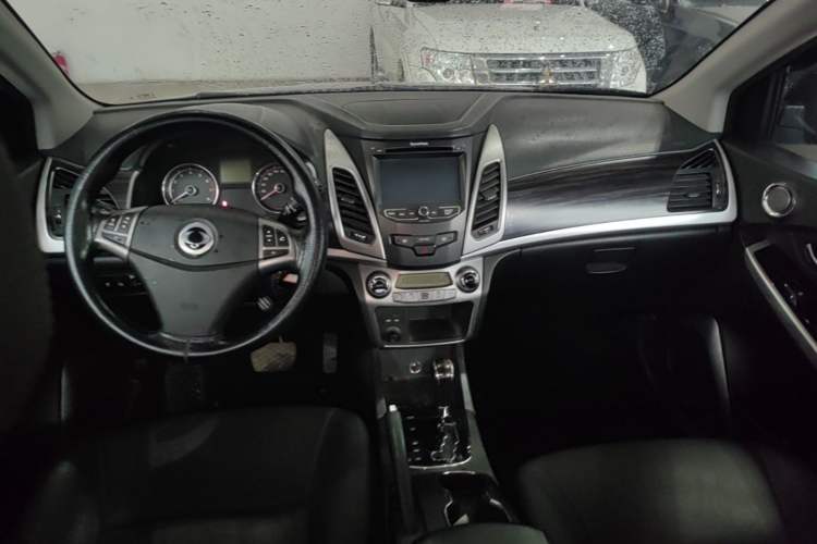 Used SsangYong Korando 2013 2.0L Gasoline 4x4 Automatic Elite Navigation Edition Center Console