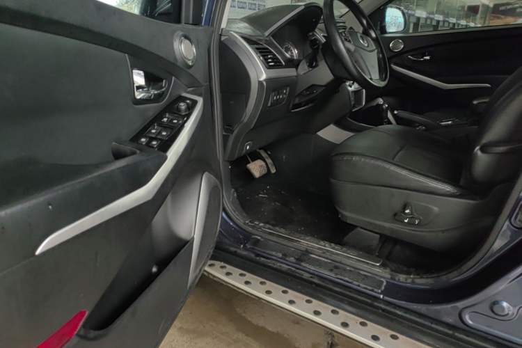 Used SsangYong Korando 2013 2.0L Gasoline 4x4 Automatic Elite Navigation Edition Driver Seat