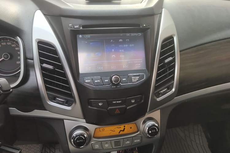 Used SsangYong Korando 2013 2.0L Gasoline Two-Wheel Drive Automatic Luxury Navigation Edition Audio And AC Panel