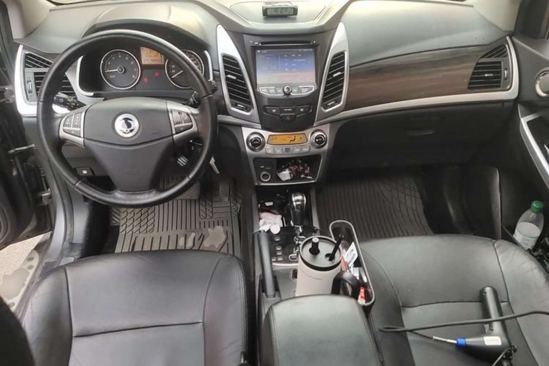 Used SsangYong Korando 2013 2.0L Gasoline Two-Wheel Drive Automatic Luxury Navigation Edition Center Console