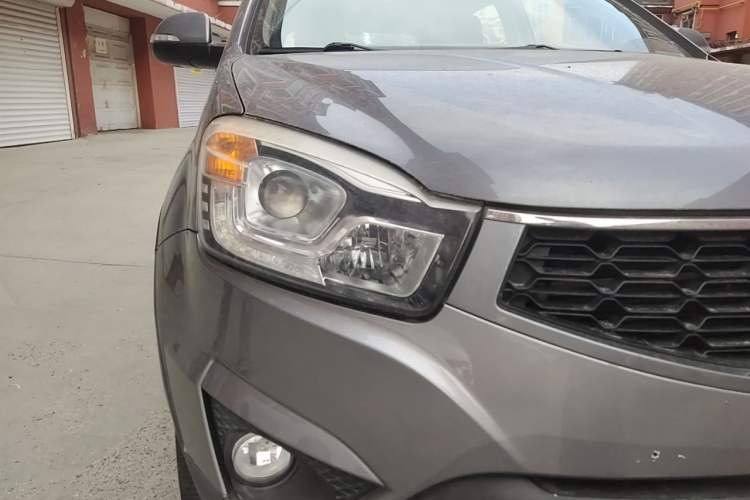 Used SsangYong Korando 2013 2.0L Gasoline Two-Wheel Drive Automatic Luxury Navigation Edition Right Front Headlight